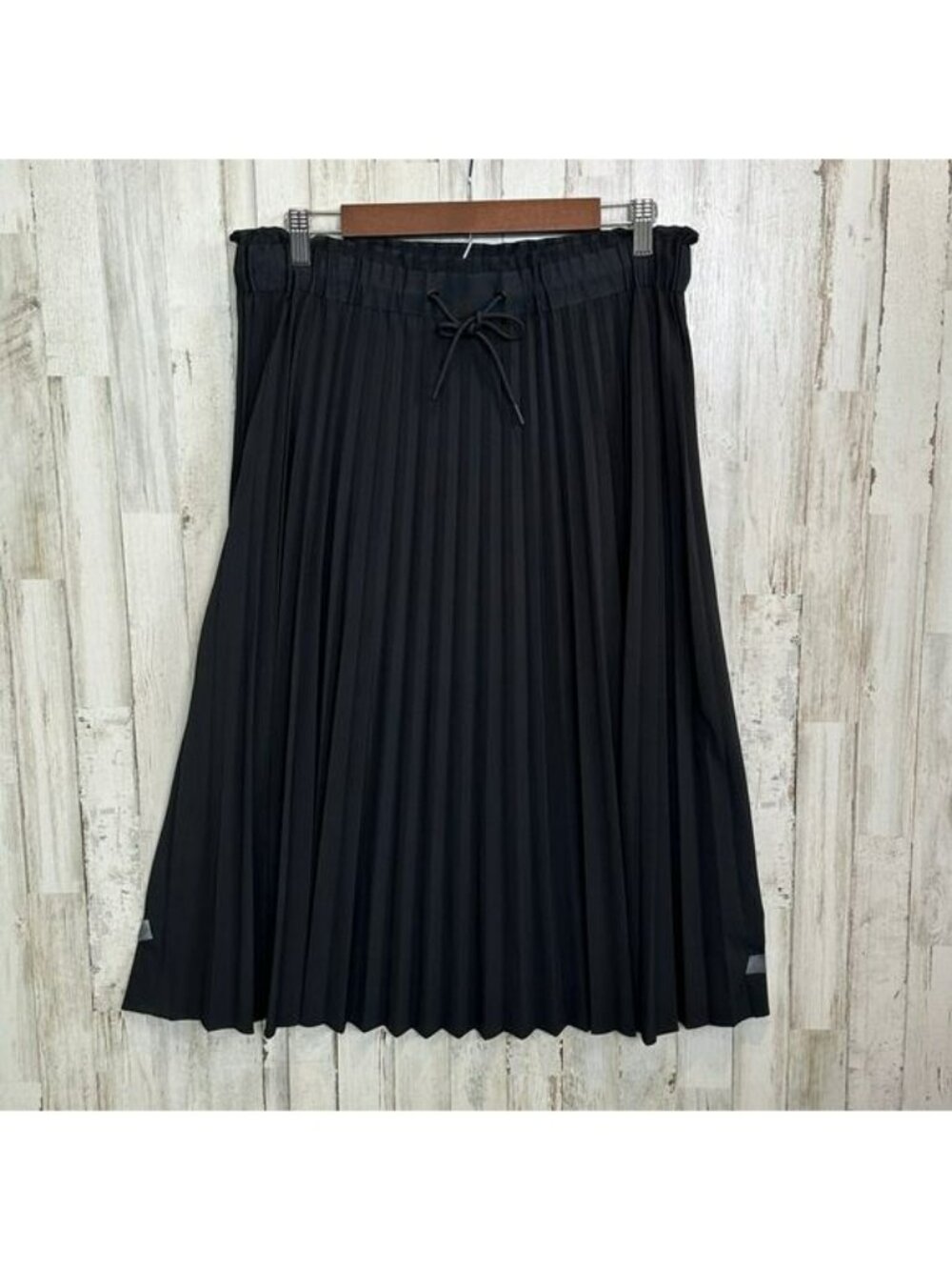 Athleta Hayes Pleated Skirt Medium Black EUC Travel Minimalist Anti Wrinkle - Picture 1 of 9